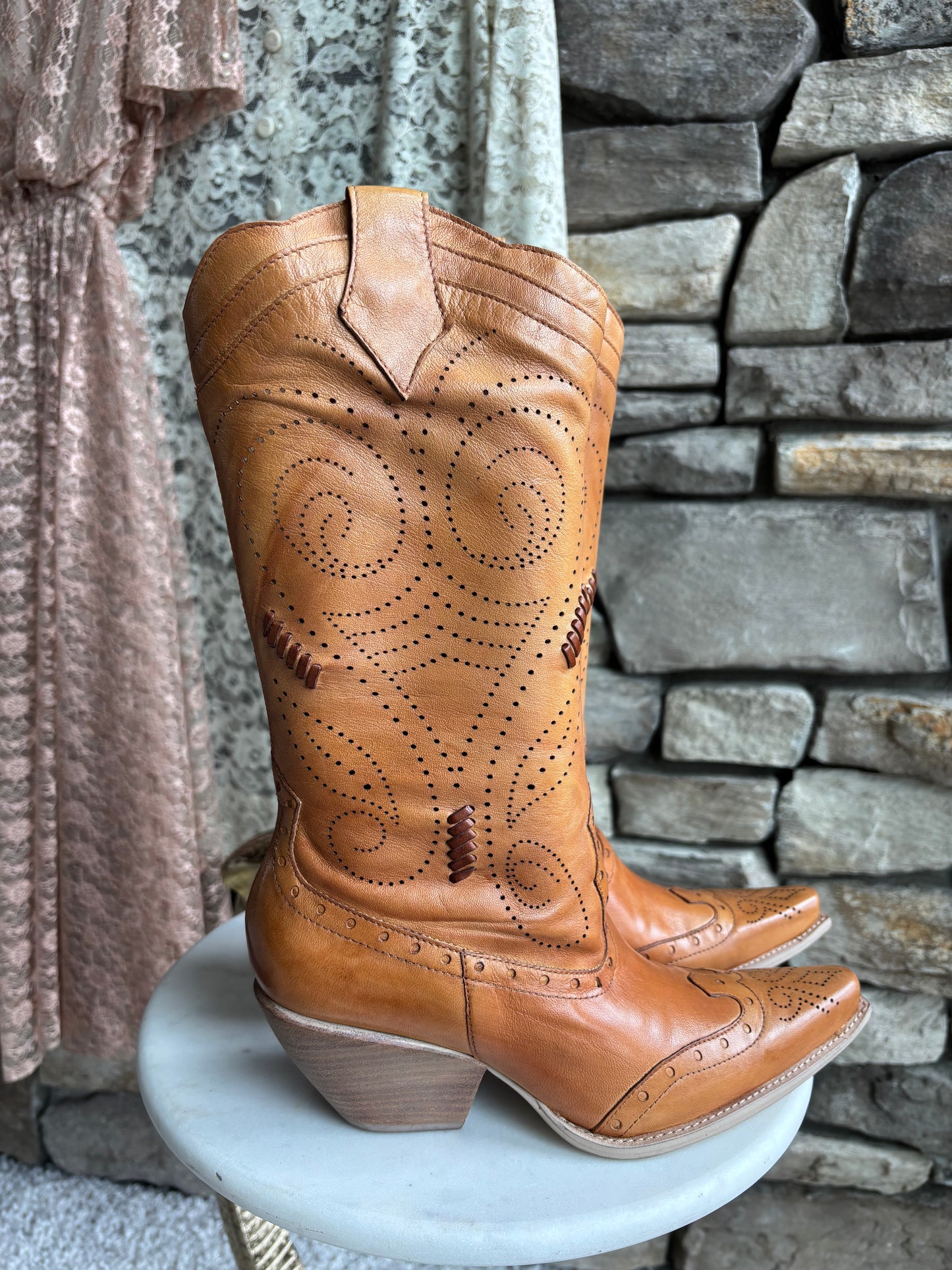 Vintage Ginger Leather Western Boots – Size 6