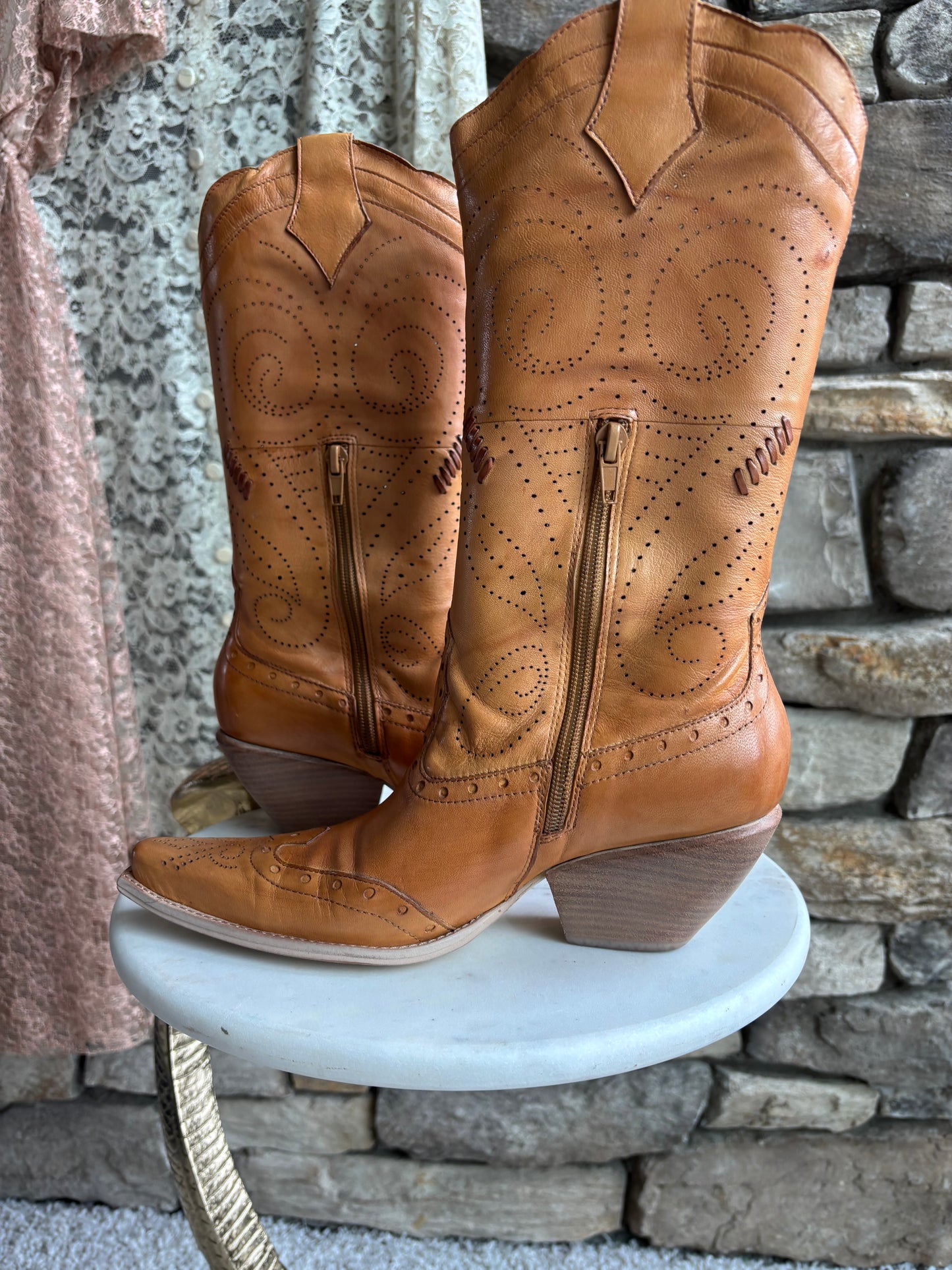 Vintage Ginger Leather Western Boots – Size 6